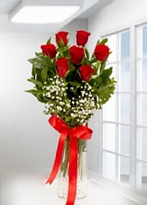 cam vazoda 7 adet gül